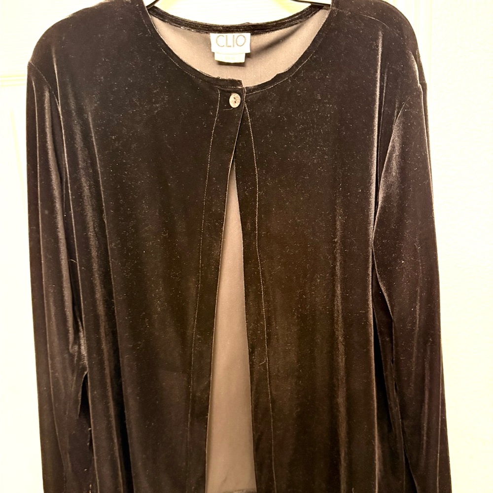 Clio Classic Black Velvet Open cover